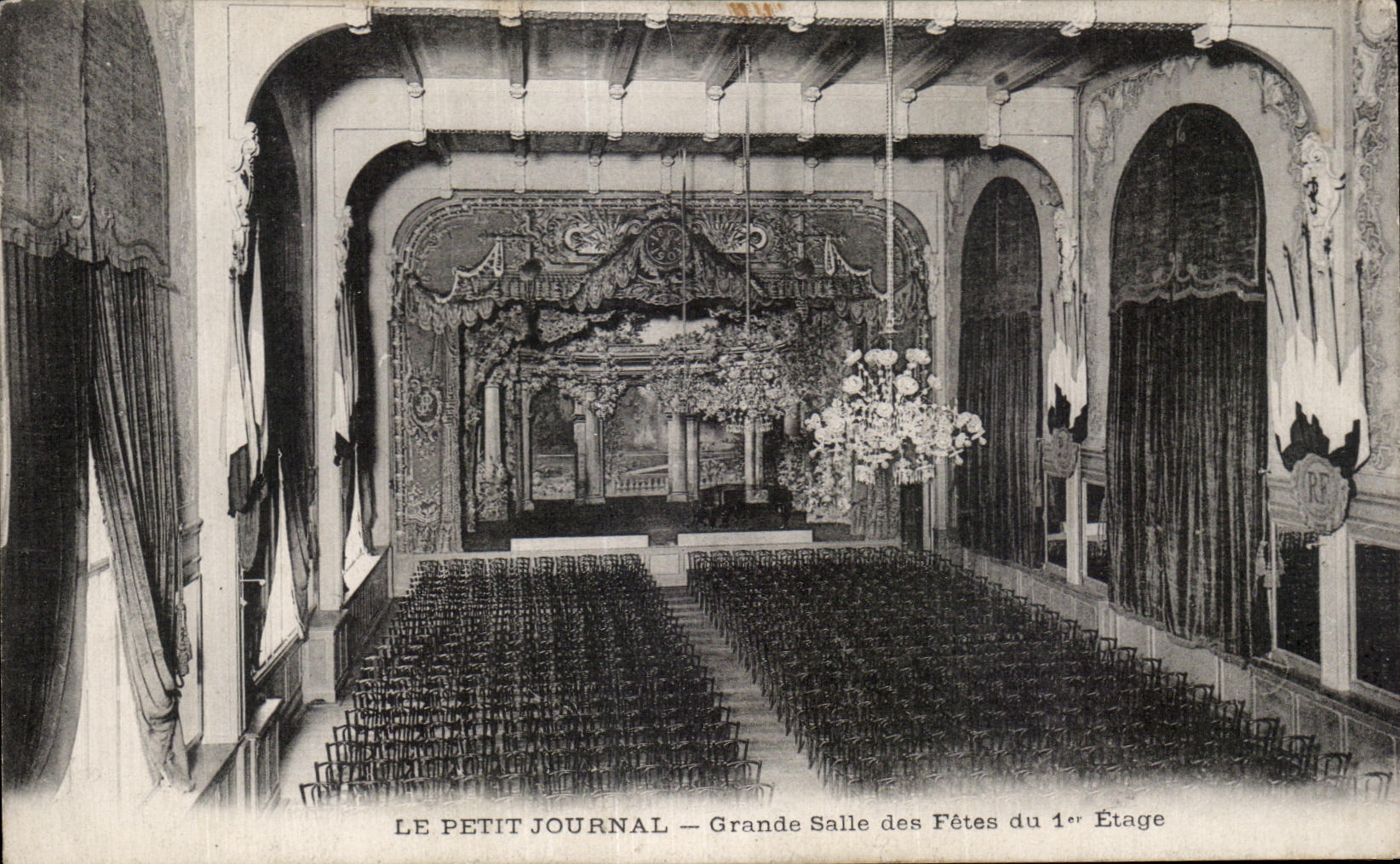 CPA Le Petit Journal Grande Salle des fetes du Etage