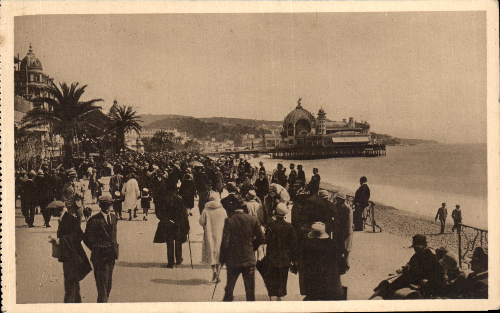 CPA Cote D'Azur Nice (Alpes Maritines) La Promenade des Anglais et le Casino