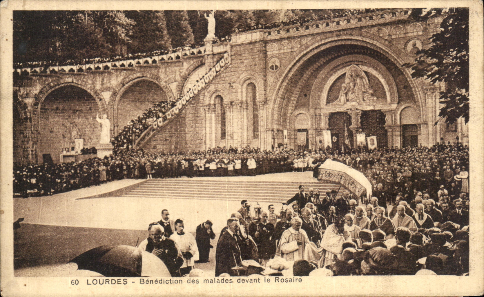 CPA Lourdes benedication des malades devant le rosaire
