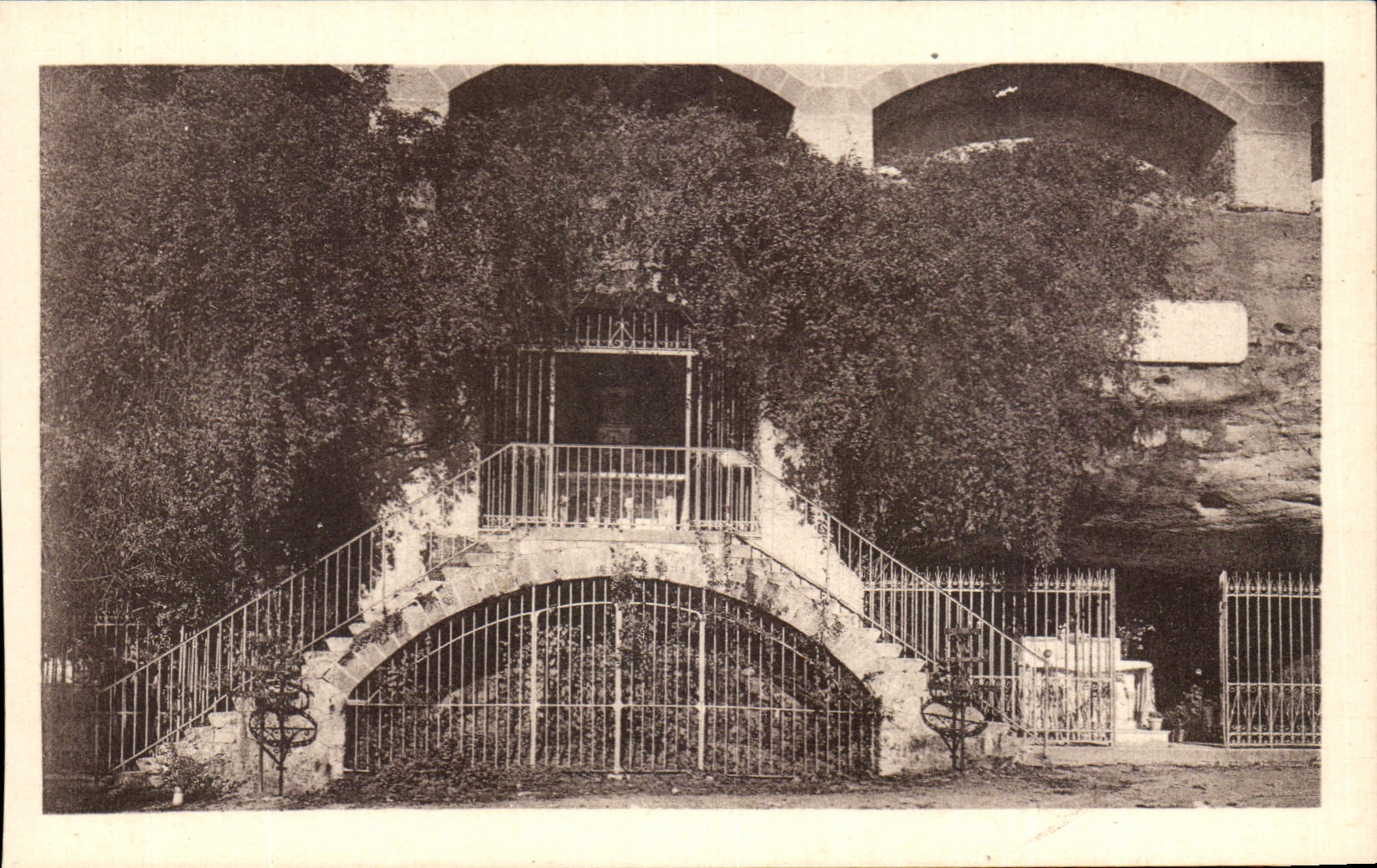 Grottes de Saint-Antoine — La Grotte du milieu — Pèlerinage des Grottes de Saint-Antoine