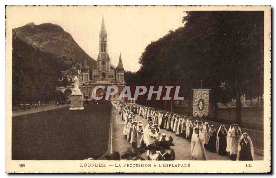 CPA Lourdes La procession a l'esplanade