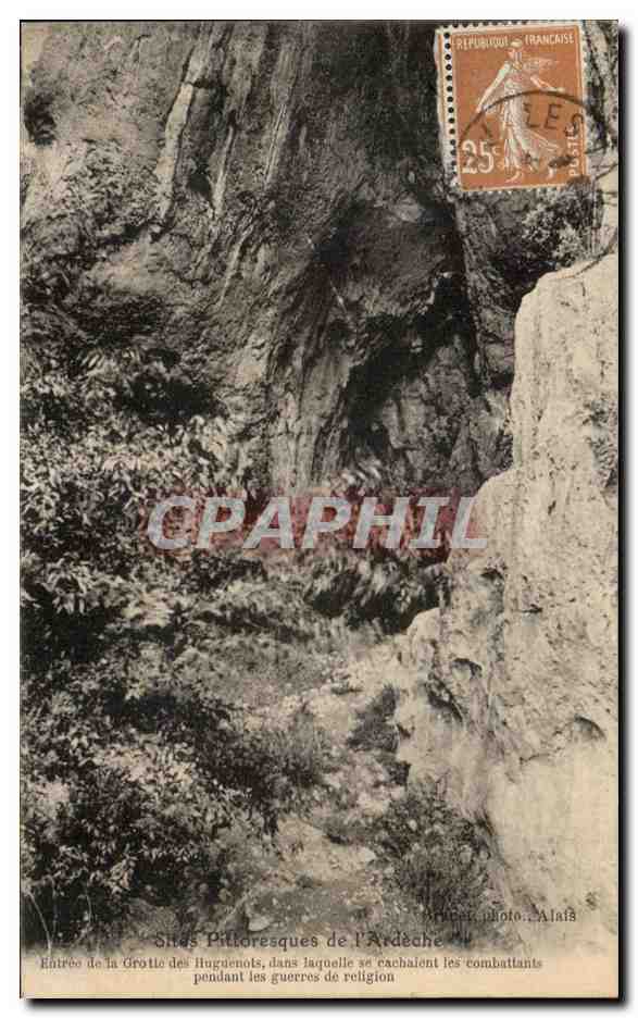 Entrée de la Grotte des Huguenots dans laquelle se cachaient les combattants pendant les guerres de religion — Sites Pittoresques de l'Ardèche — Photo : Alafa