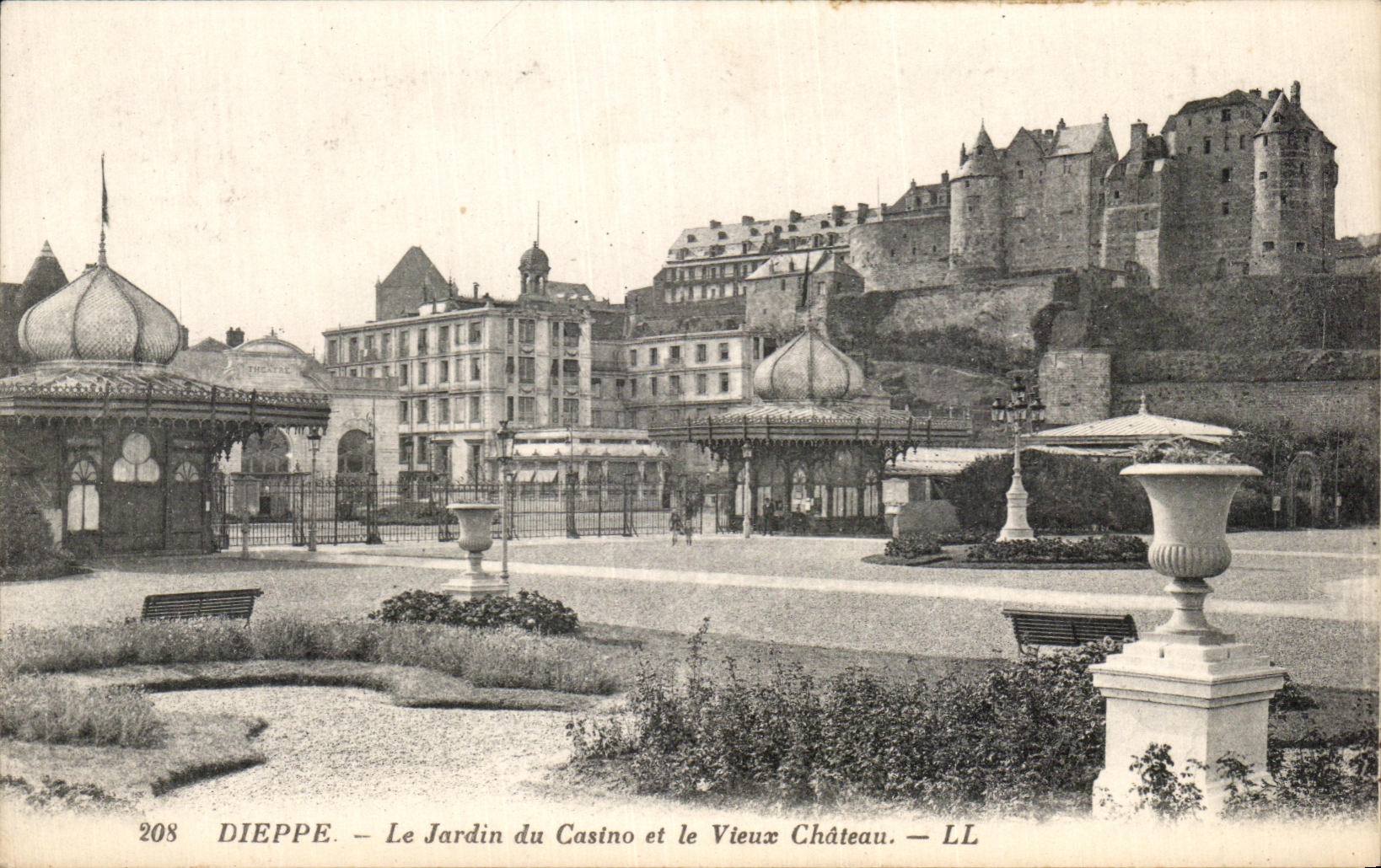 CPA Dieppe Le Jardin du Casino et le Vieux Chateau