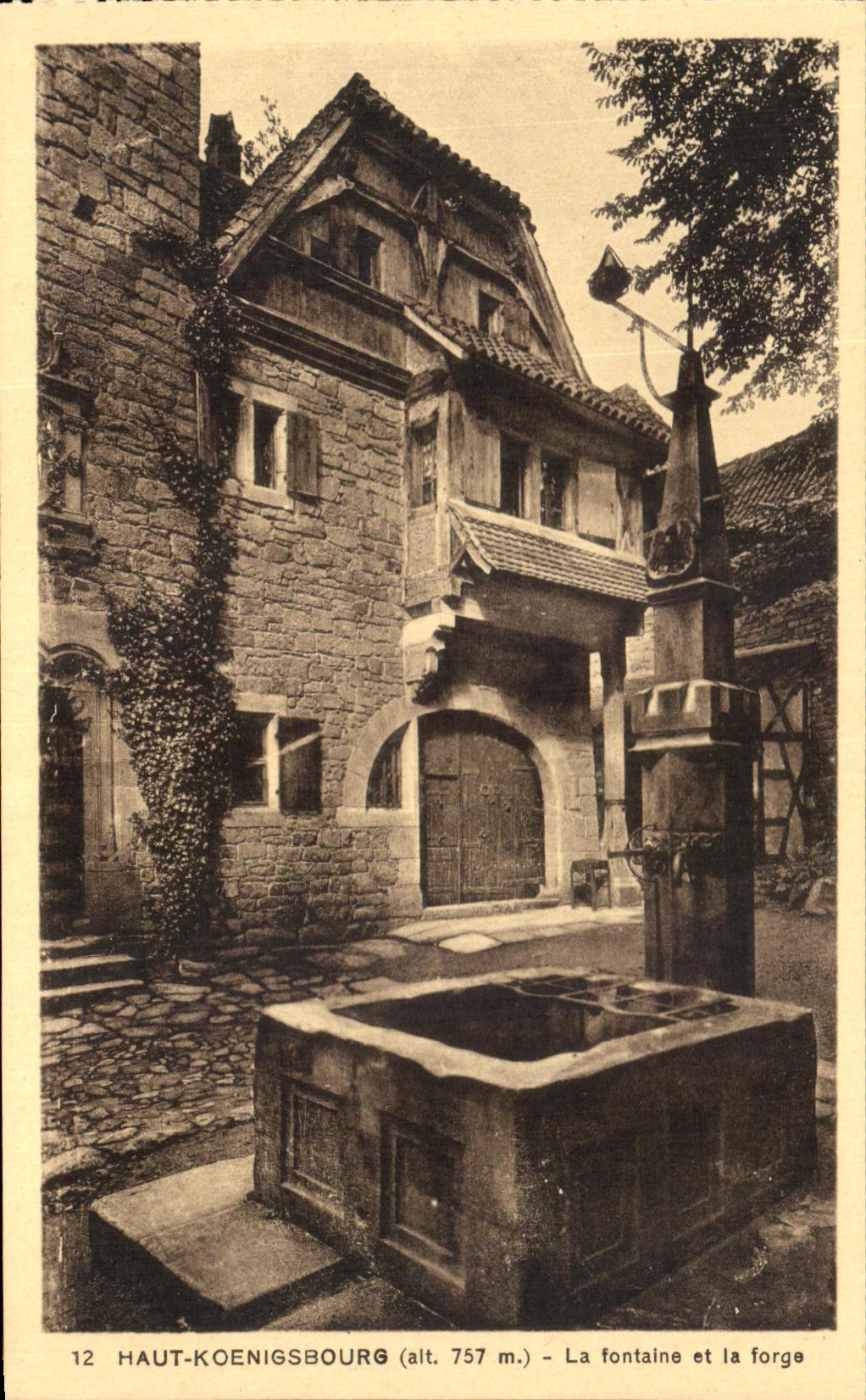 CPA Haut Koenigsbourg La fontaine et la forge