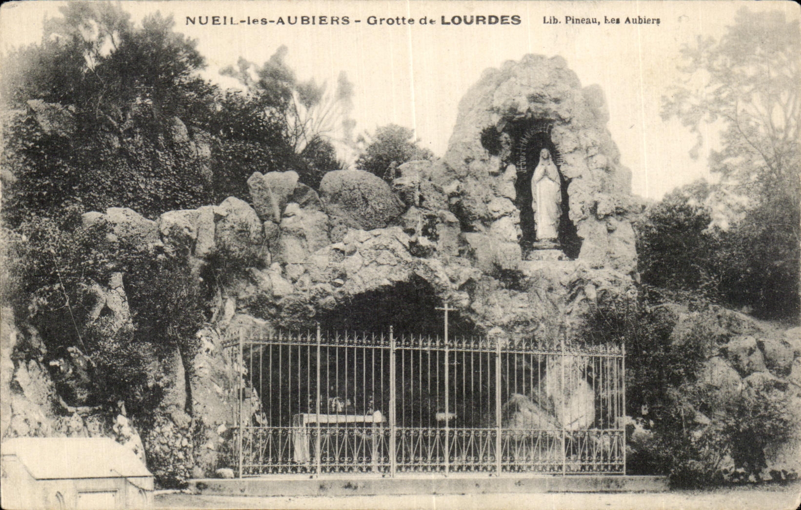 CPA Nueil les Aubiers Grotte de Lourdes 