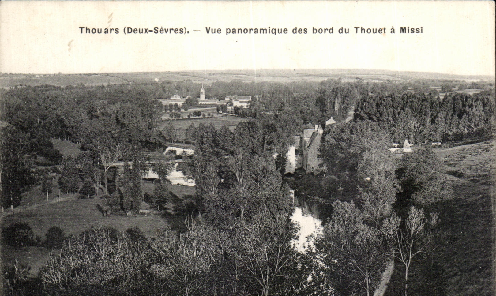 Thouars (Deux-Sèvres) — Vue panoramique des bord du Thouet à Missi