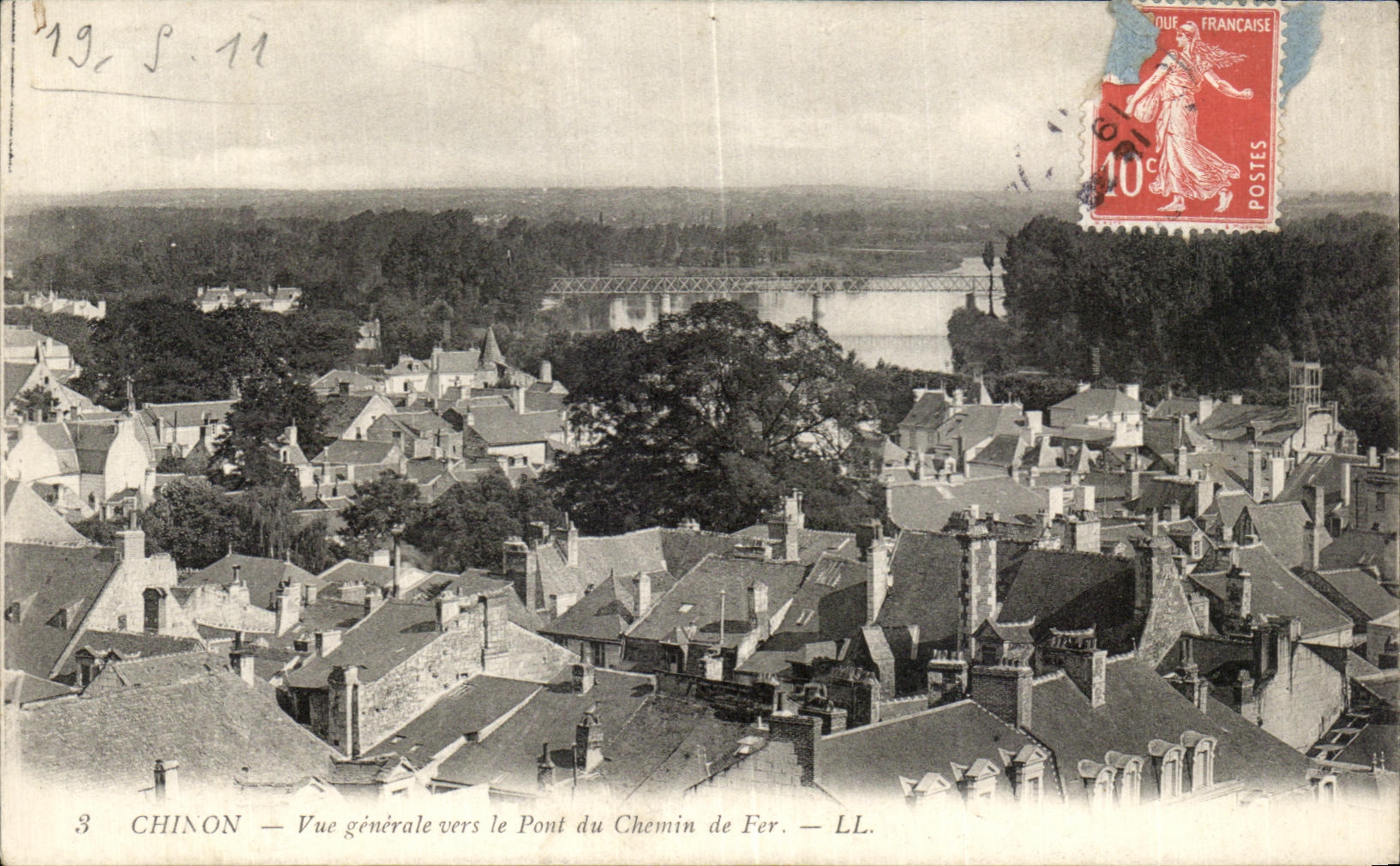 CPA Chinon vue generale vers le pont du chemin de Fer