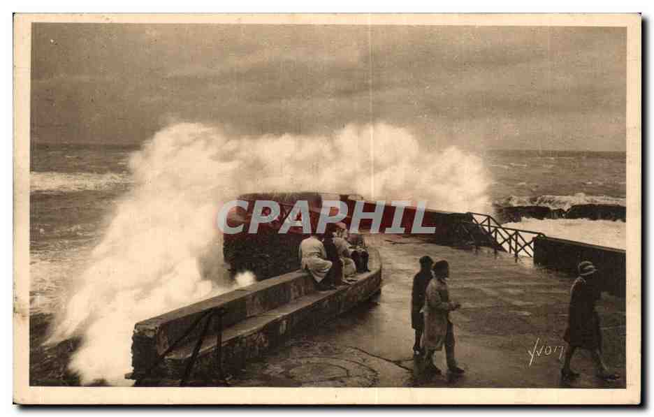 CPA Cote Basque Biarritz La Pointe du Rocher de la Vierge un Jour de grosse mer