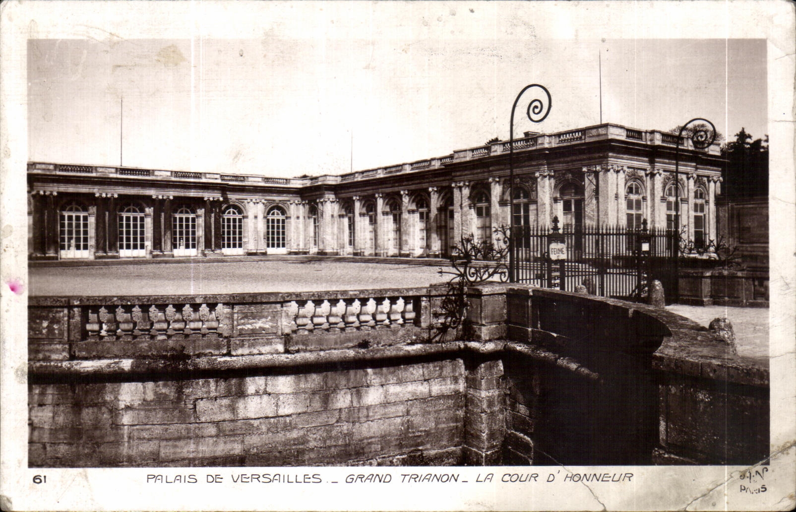 Palais de Versailles — Grand Trianon — La Cour d'Honneur — éditeur J.P. Paris, n° 61
