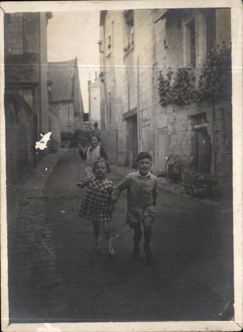 PHOTO enfants courant dans la rue 