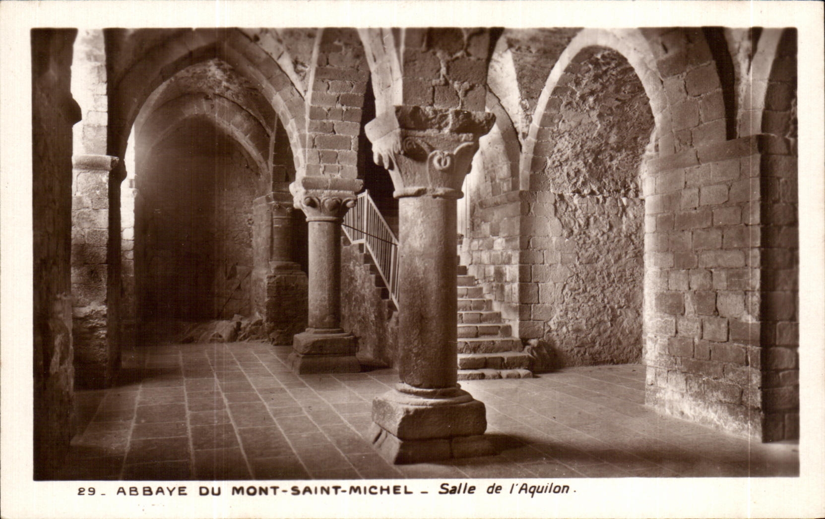 CPA Abbaye Du mont Saint Michel Salle de L'Aquilon
