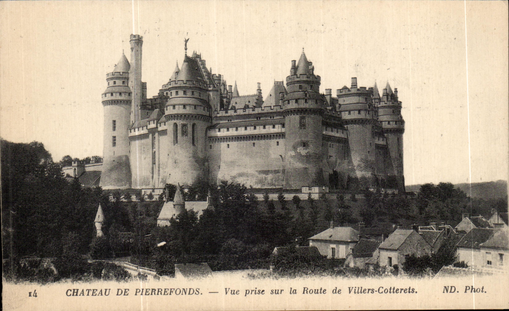 Château de Pierrefonds — Vue prise sur la Route de Villers-Cotterêts — ND. Phot.