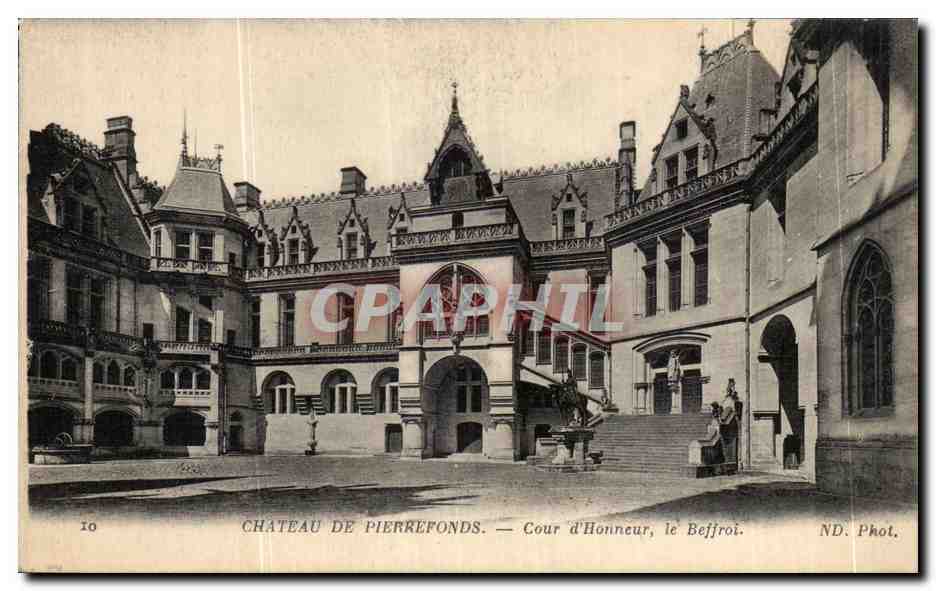 CPA Chateau de Pierrefonds Cour d'Honneur le beffroi