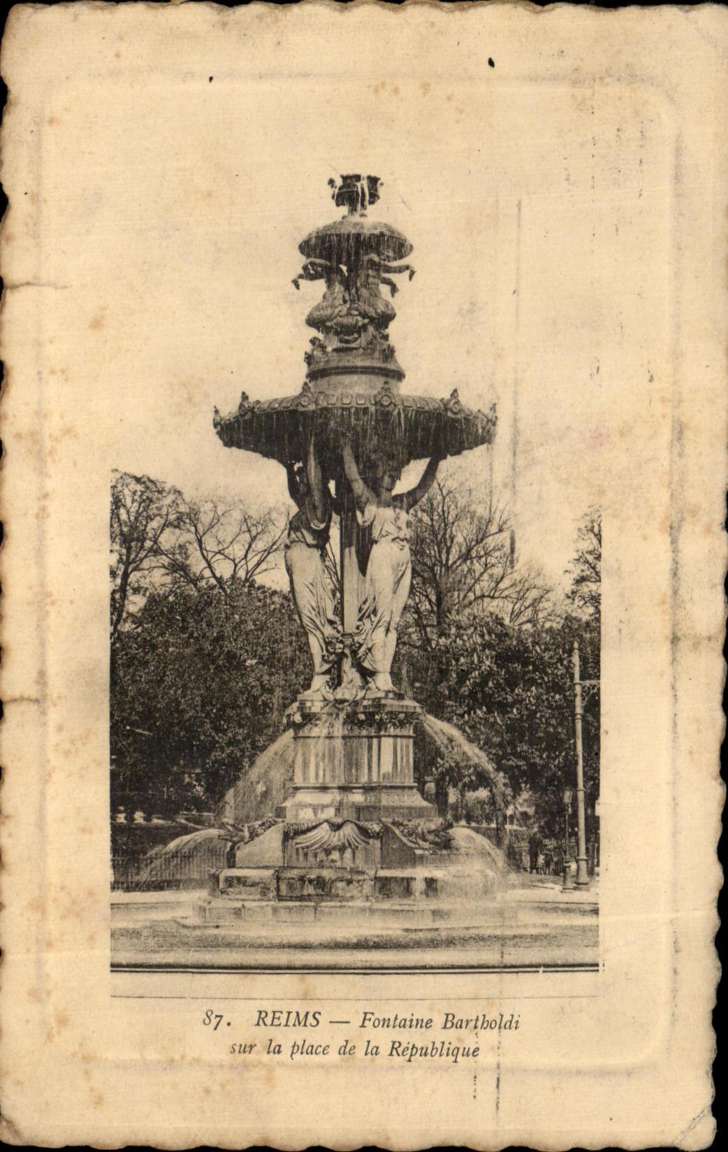 Reims — Fontaine Bartoldi sur la place de la République — série 87