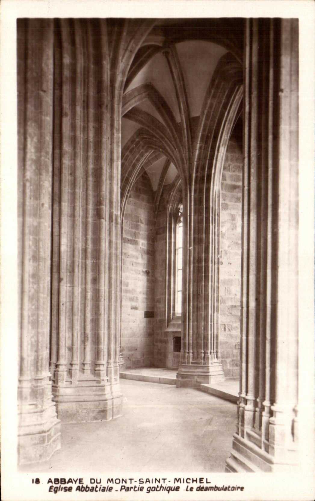 CPA Abbaye Du mont Saint michel Eglise Abbatiale Partie gothique Le deambulataire
