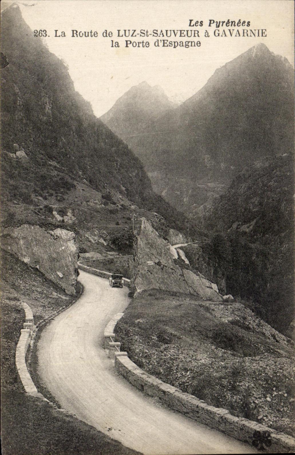 CPA Les pyrenees La Route de Luz St Sauveur A Gavarnie la porte d'Espagne