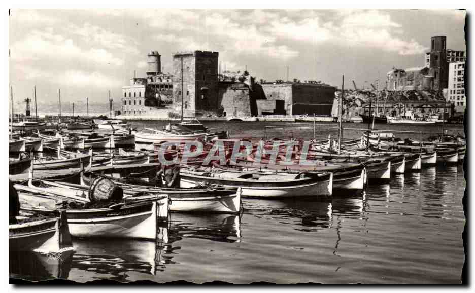 CPA Marseille Le vieux Port Au land le Fort Saint Jean