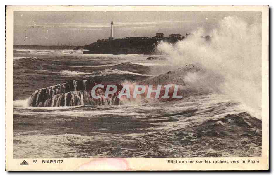 CPA Biarritz Effet de mer sur les rochers vers le Phare