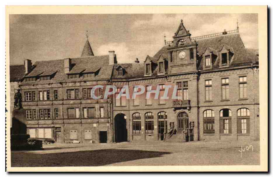 CPA La Douce France Saint Flour La maison consulaire et I'Hotel des Postes