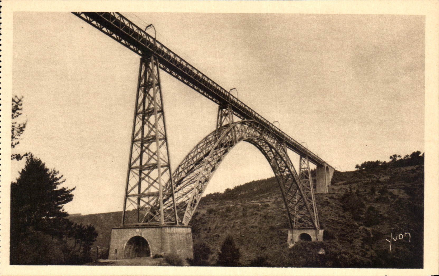 CPA La Douce France Environs de Saint Flour Viaduc de Garabit 