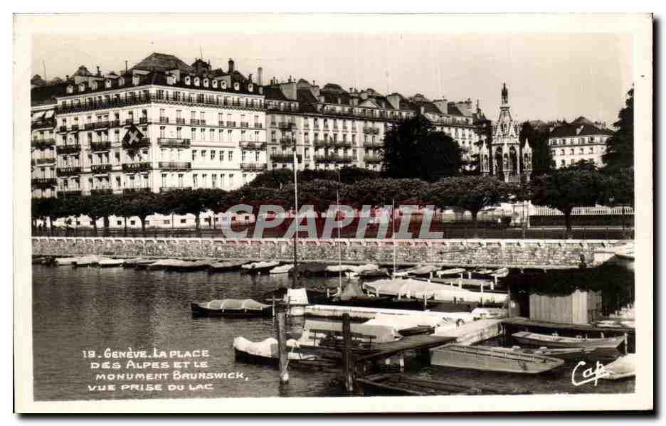 CPA Geneve La plage Des Alpes et Le Monument Brunswick Vue prise du lac