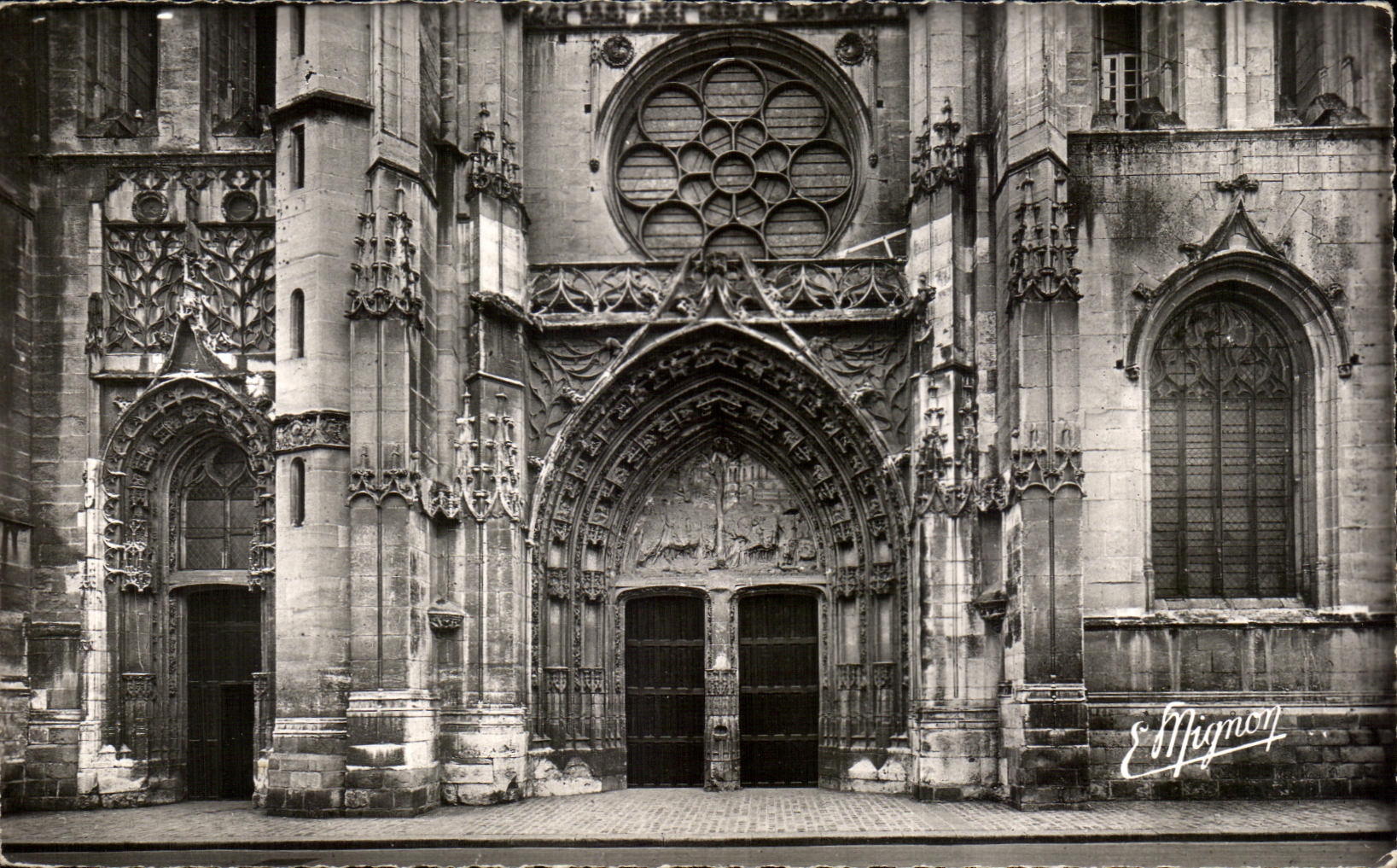 Dreux (E.-et-L.) — Grand Portail de l'Église Saint-Pierre — Verleger E. Mignon, n° 6184