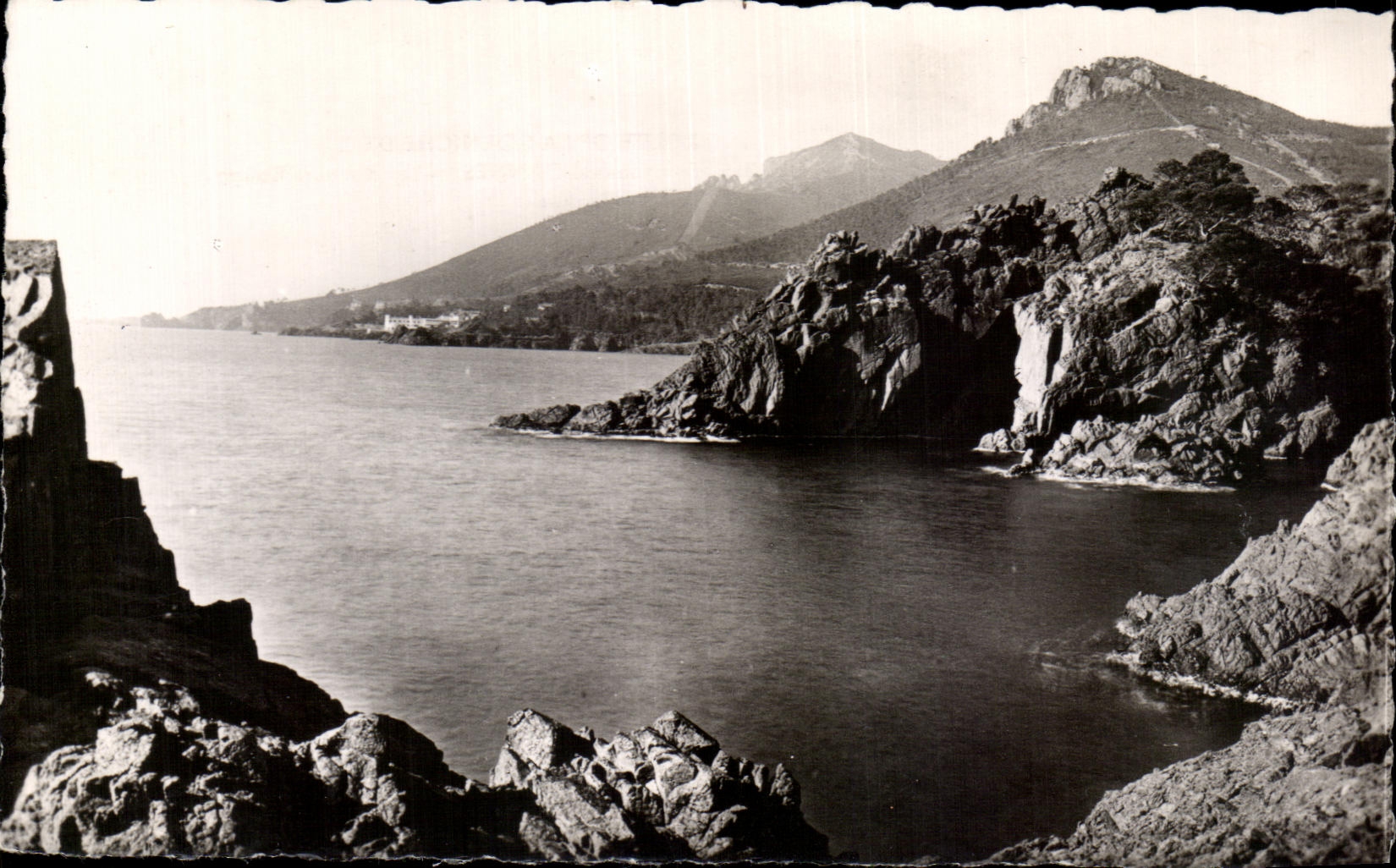 CPA Route De la Corniche d'or Environs de Cannes les rochers Rouges