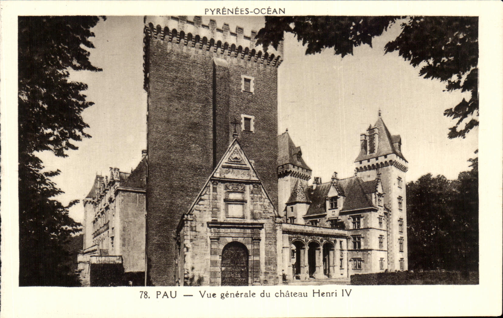 CPA Pyrenees ocean pau vue generale du chateau henri IV