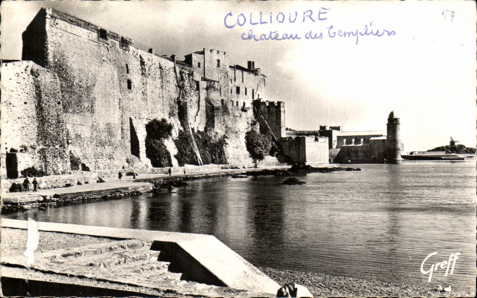 CPA Pyrenees en roussillon collioure le chateau des templiers et l'eglise