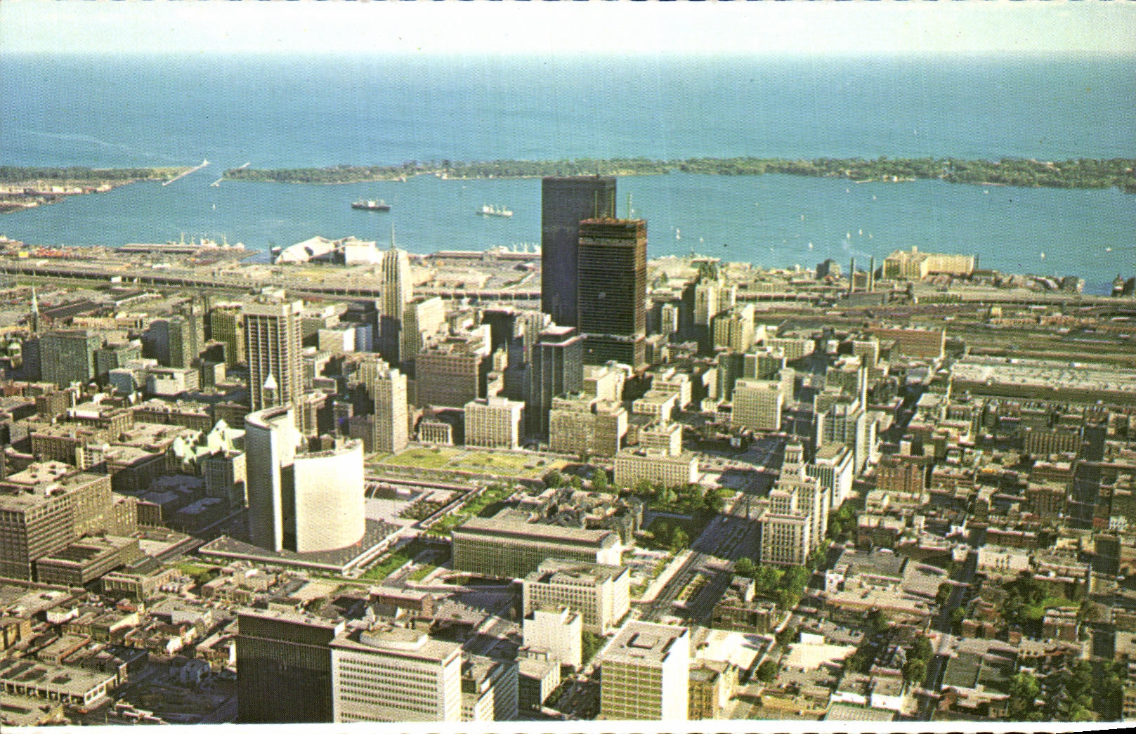 Toronto, Ontario, Canada — Vue aérienne du centre-ville avec le port et le lac Ontario en arrière-plan — Plastichrome by Colourpicture