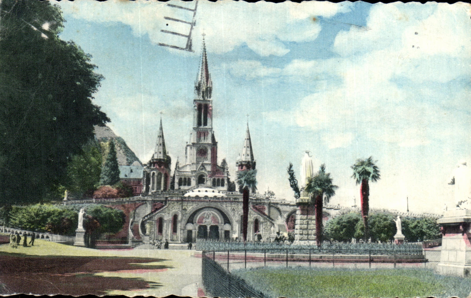 CPA Lourdes La Basilique la Vierge couronnee et le Cure d'Ars