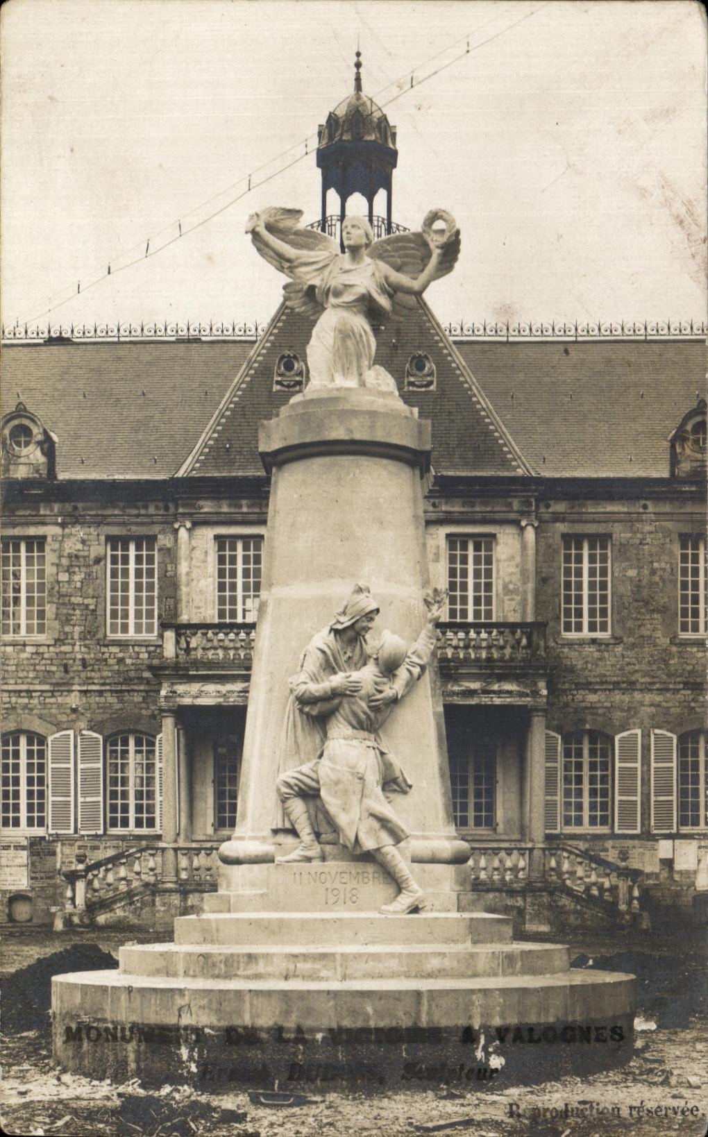 Monument de la Victoire à Valognes — Sculpteur : Bruno Delpey — Éditeur : Production réservée