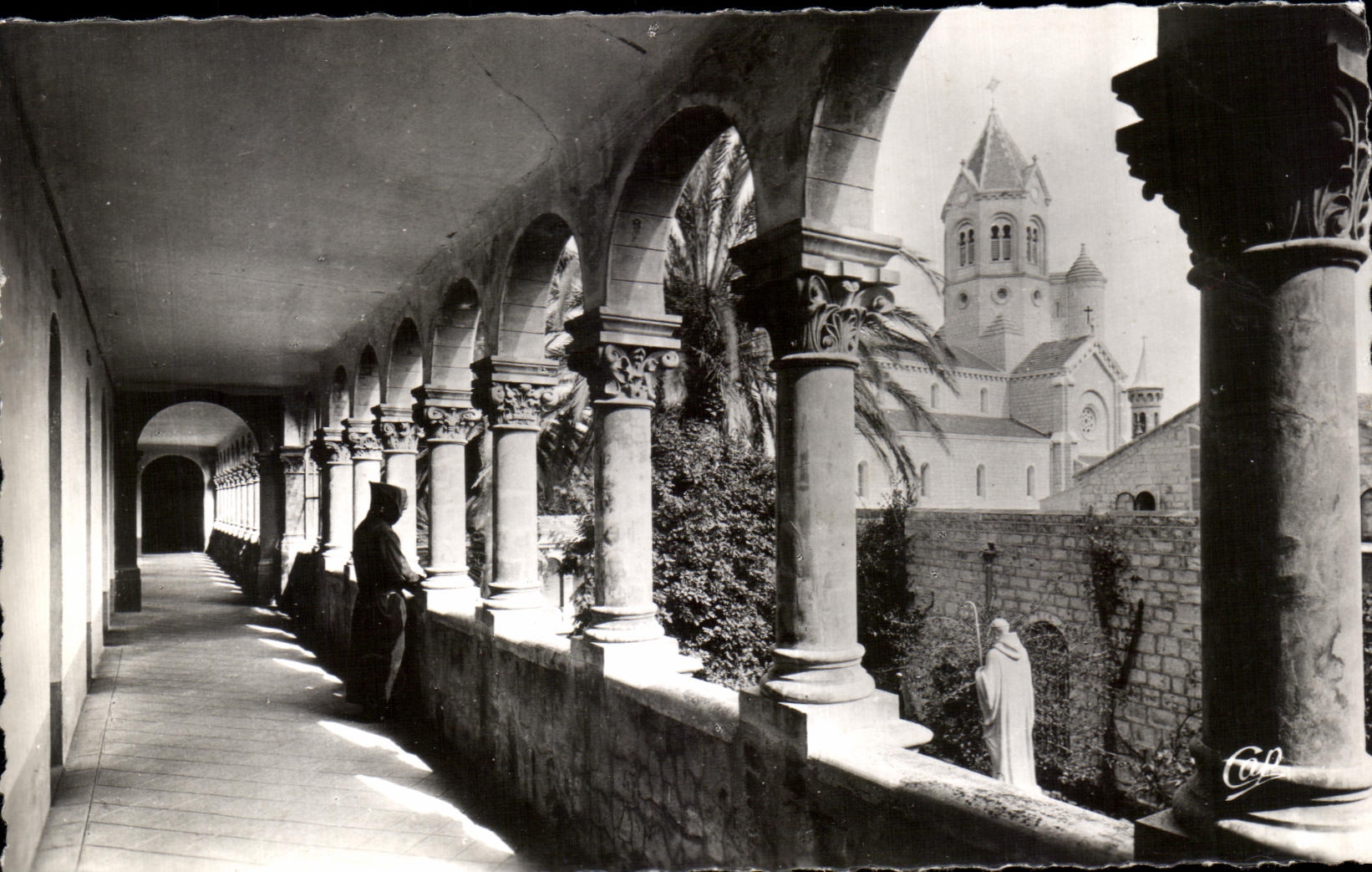 CPA Abbaye de Norte Dame de lerins lle Saint Honorat Cloitre Moderne