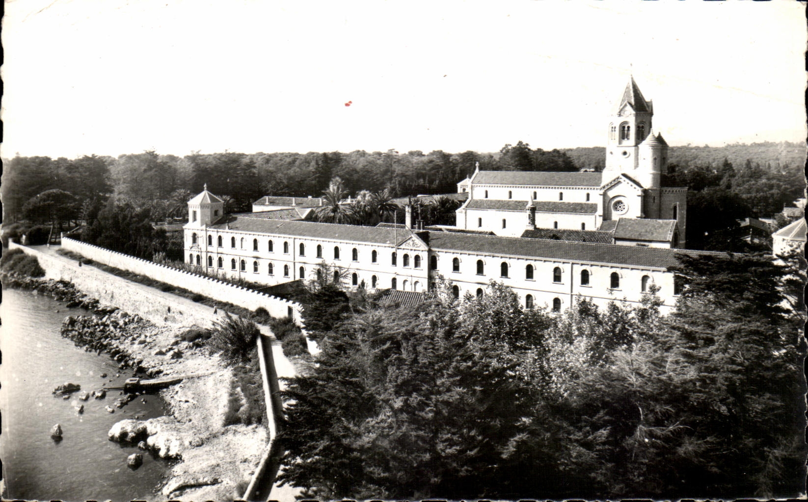 CPA Abbaye De N D De Lerins lle Saint Honorat Vue generale du Monastere