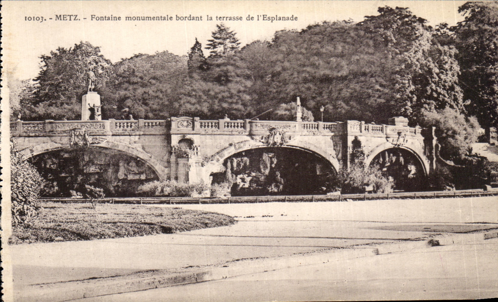 Metz - Fontaine monumentale bordant la terrasse de l'Esplanade — Éditeur CPAPHIL, n° 10103