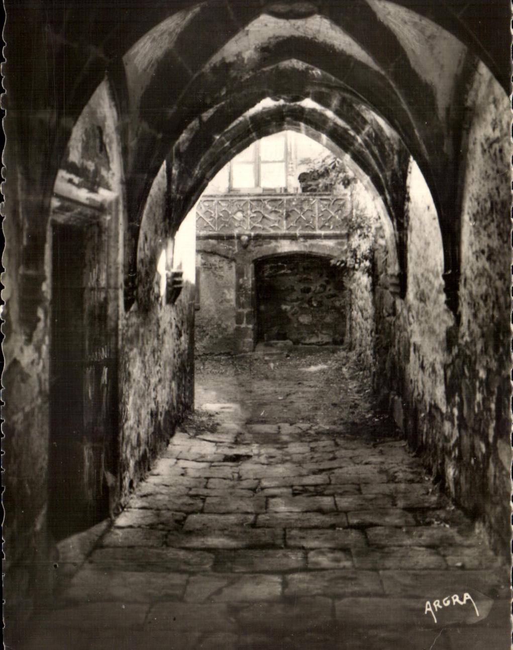 CPA Salers Passage voute et cour de la Maison de Bargues 