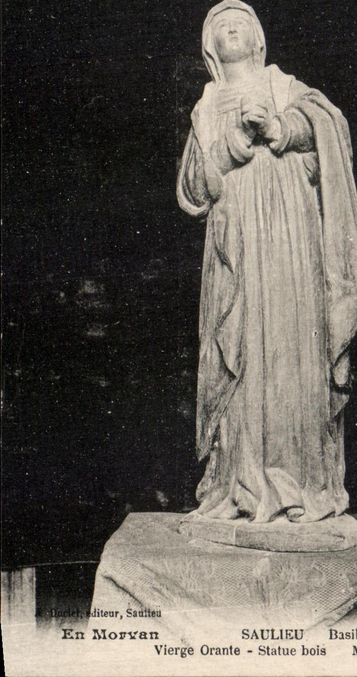 CPA En Morvan Saulieu Vierge Orante Statue bois
