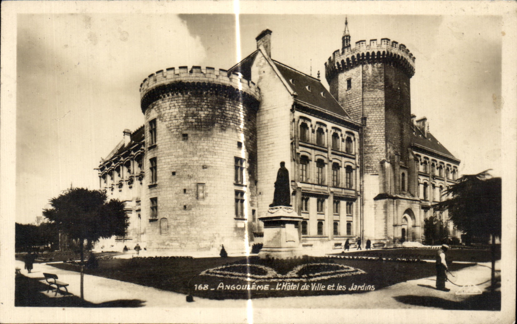 CPA Angouleme L'Hotel de Ville et les Jardins
