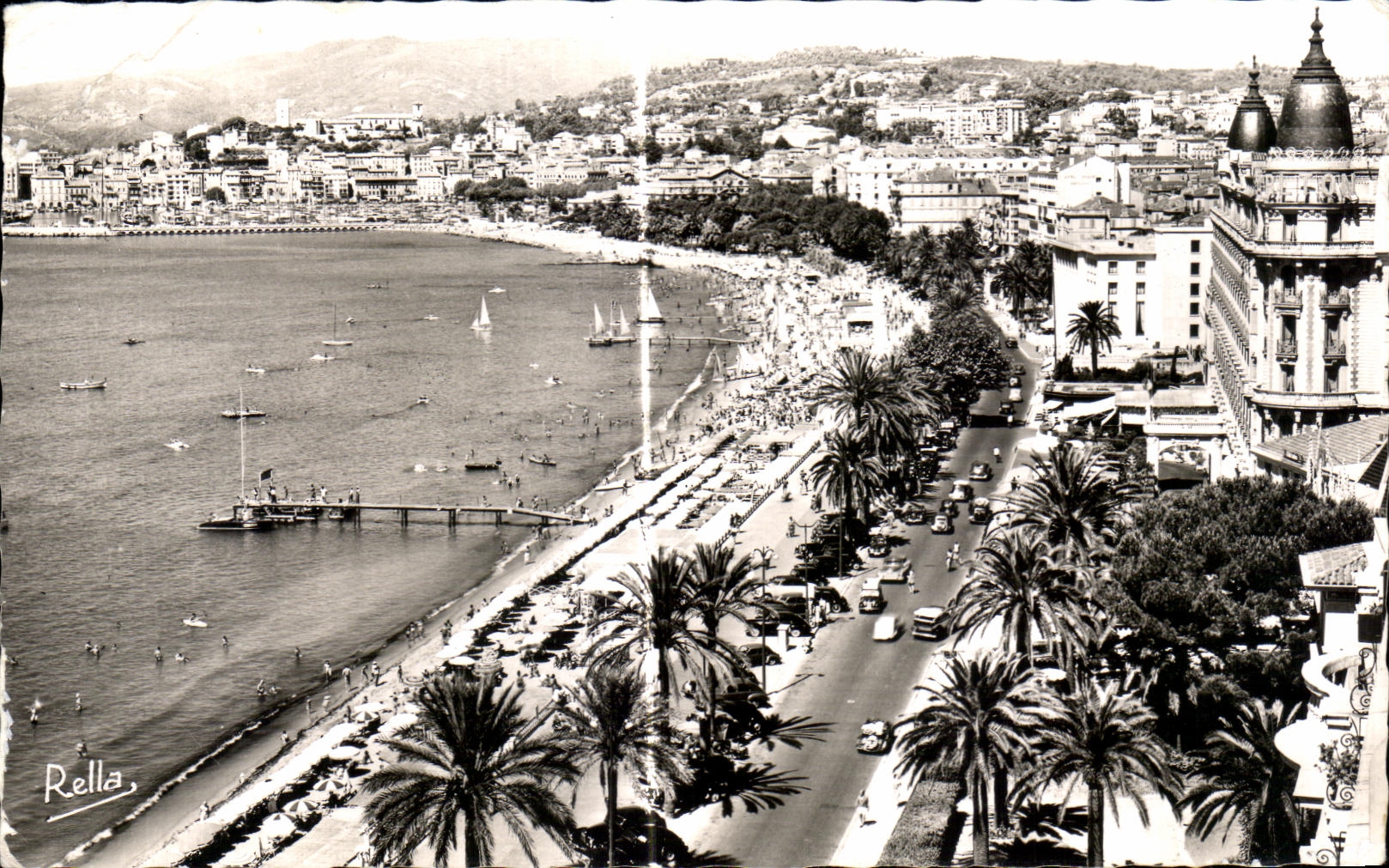 CPA La Cote D'Azur Cannes Le Boulevard la Plage de la Croisette 