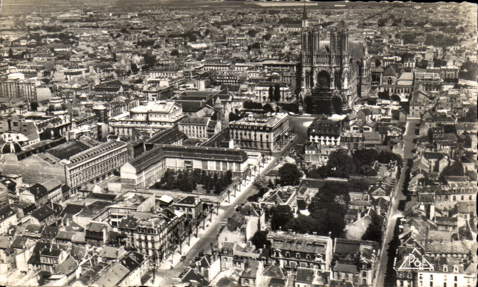CPA Reims Vue Generale Rue L'bergier vers la Cathedrale