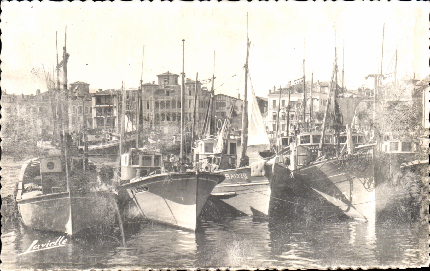 Saint-Jean-de-Luz — Le Port Au fond la Maison de l'Infante — Lavielle