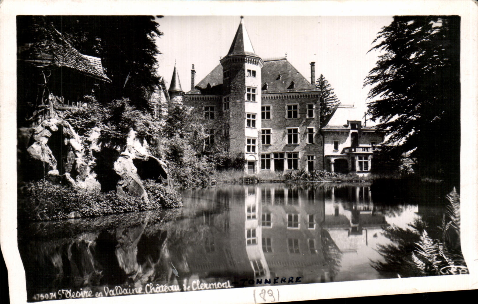 CPA St Geoire en Valdaine Le chateau de Clermont Tonnerre 