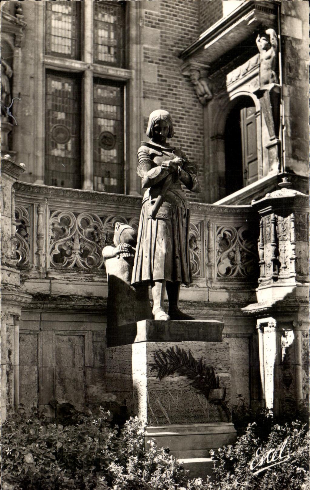 CPA Orleans Cour de I'Hotel de Ville Statue de Jeanne d'Arc par la Princesse Marie d'Orleans