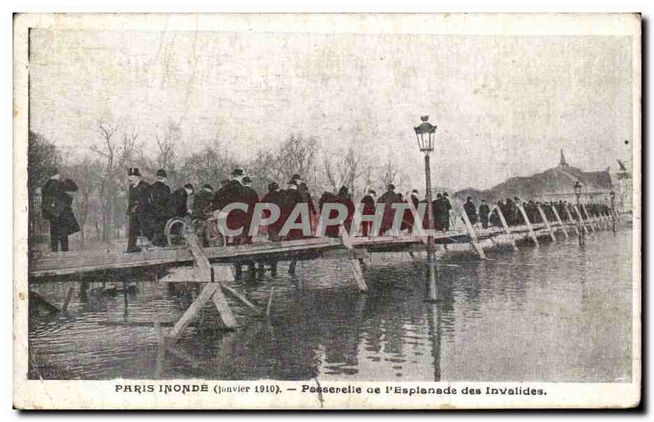 CPA Paris Inonde Passerelle de I'Esplanade des Invalides Inondations 