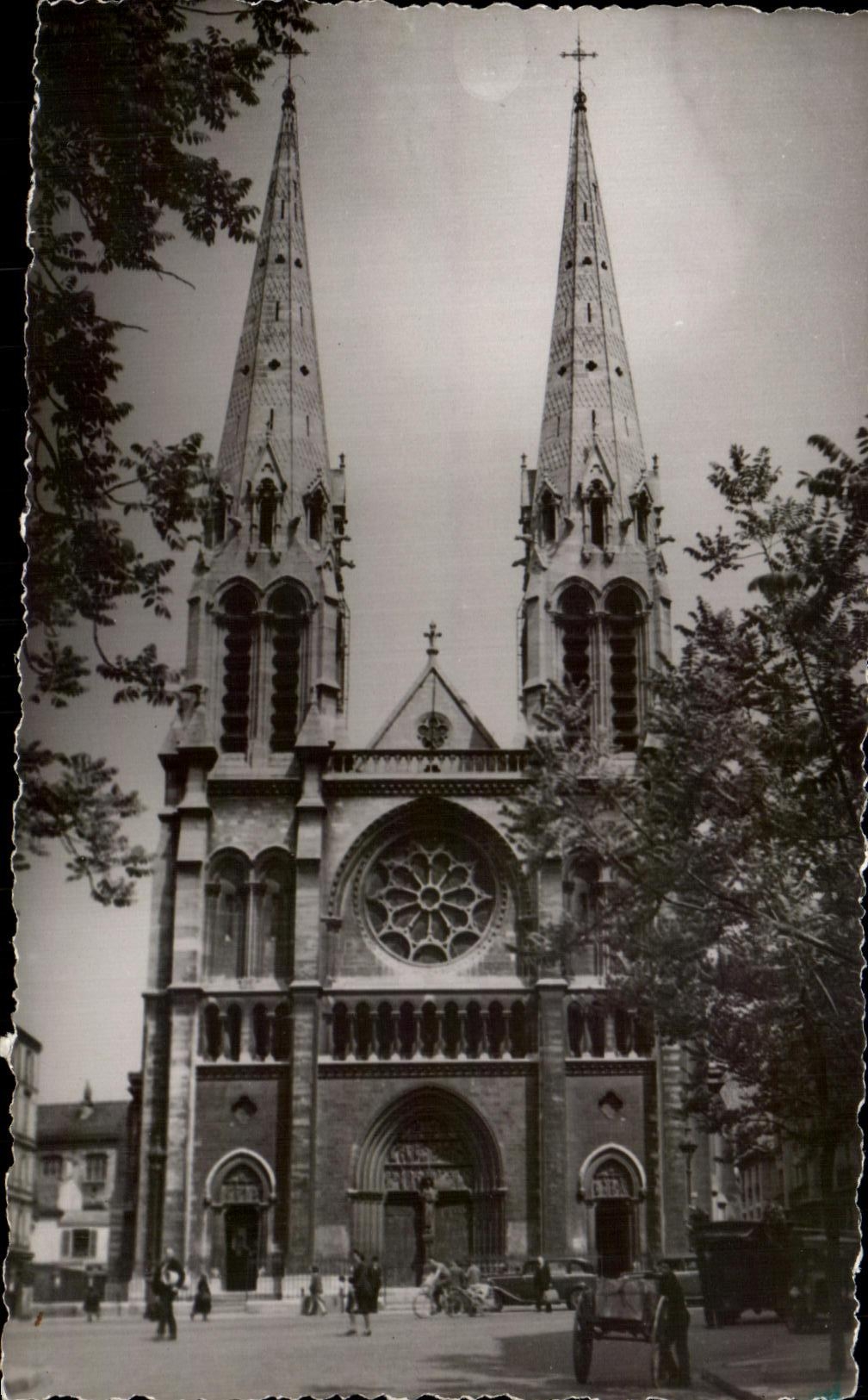 CPA Paris Eglise St Jean Baptiste de Belleville