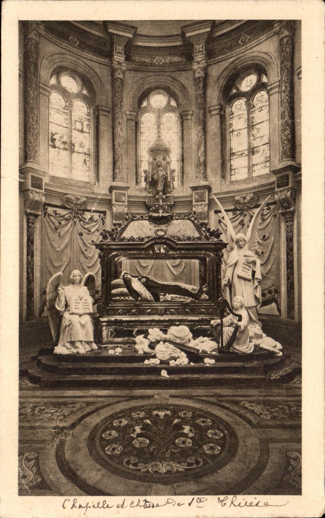 CPA Chapelle et Chasse de la Bienheureuse Therese de I'Enfant Jesus Lisieux