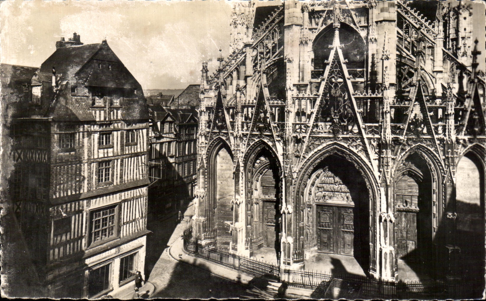 CPA Rouen Portail de l'Eglise Saint Maclon et Vieilles Maisons