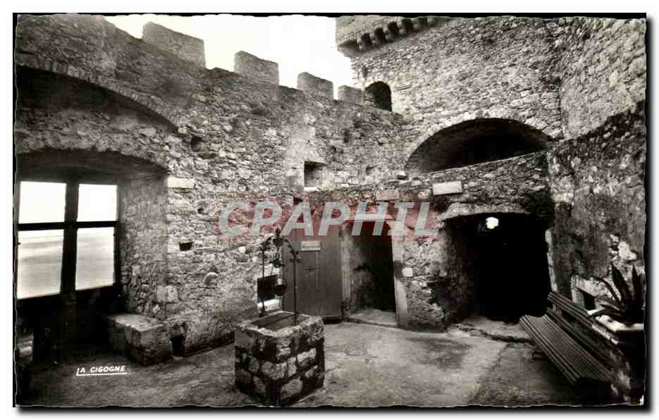 CPA Roquebrune Village Le Chateau (X e siecle) La Cour Interieure et le Puits