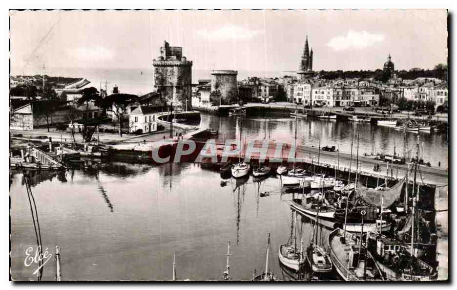 CPA La Rochelle Vue des Bassins et les Tours