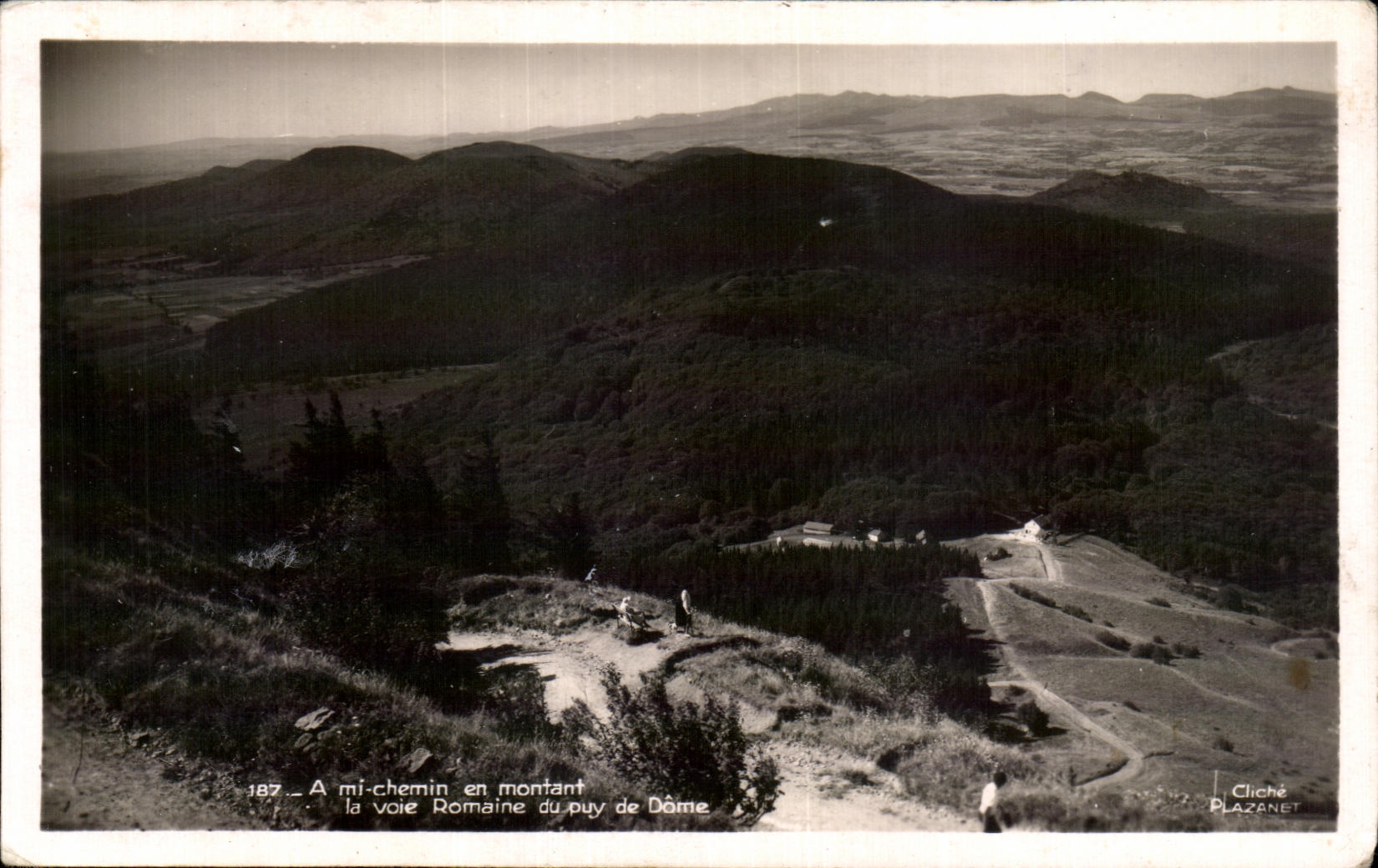 CPA A Mi chemin en montant la voice Romaine du puy de Dame